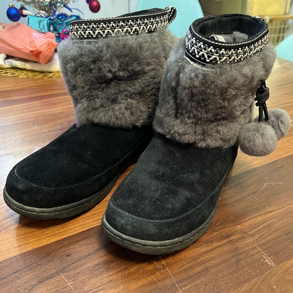 UGG Suede boots with fleece top + hanging Pom-poms - Picture 4 of 9